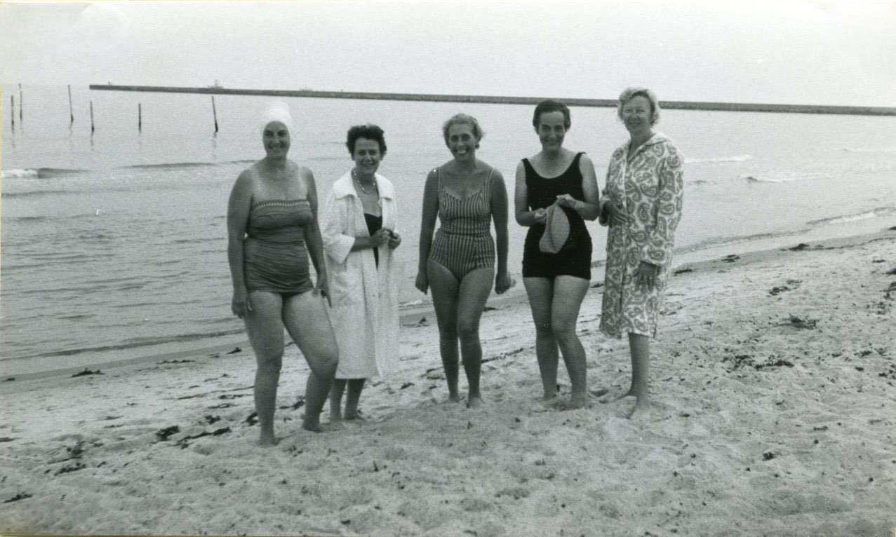 Foto: Höllviksnäs 20 juli 1967. Äldre simmande sjukköterskors förening, Foto: Höllviksnäs 20 juli 1967. Äldre simmande sjukköterskors förening,