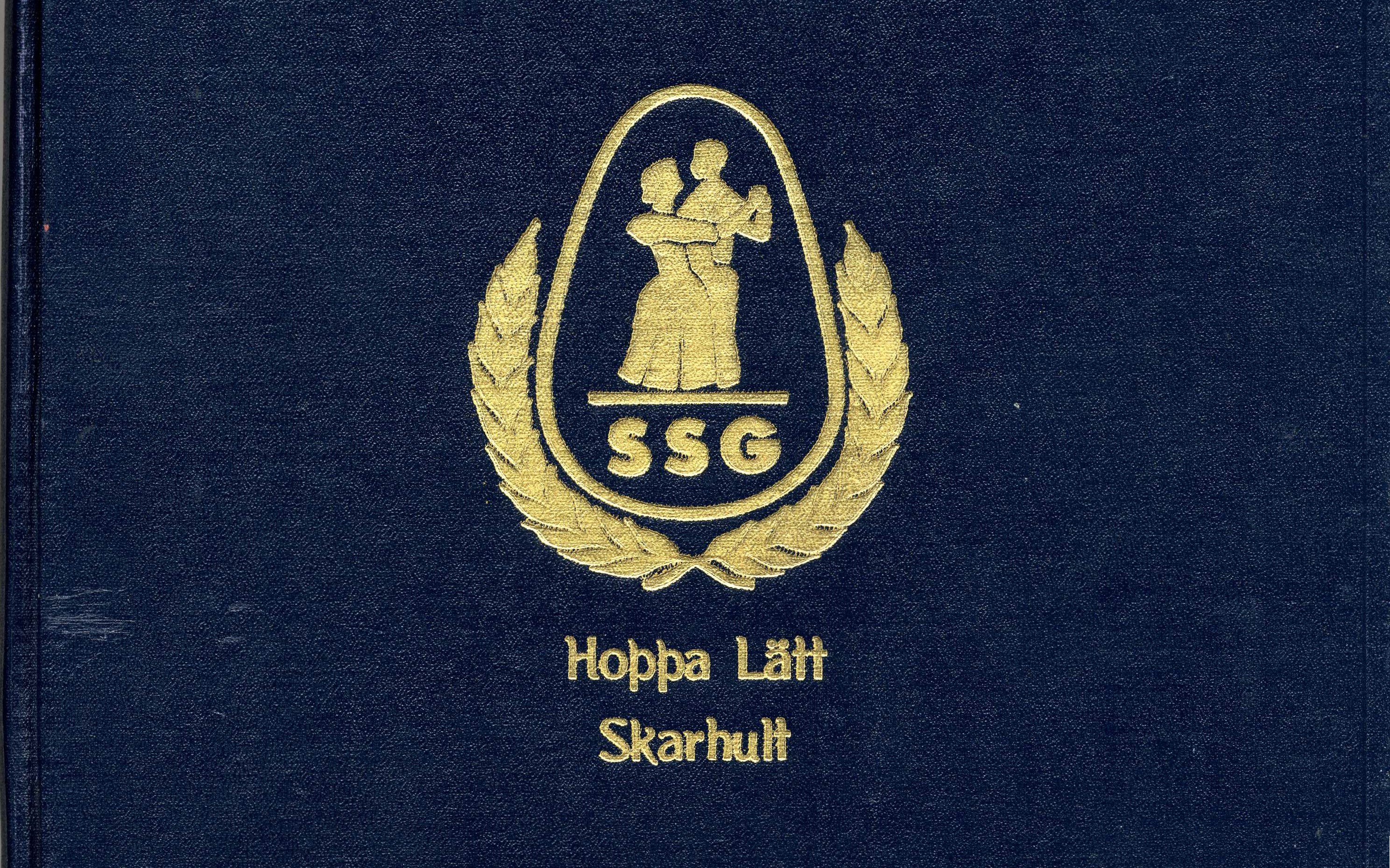 Del av pärm från Södra Sveriges Gammaldansdistrikt (SSG), med Skarhults Gammaldansförening Hoppa lätts emblem. 