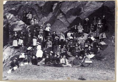Avgångsklassen år 1900 på skolresa till Kullaberg, ur förskolelärarinna Anna M. Jönssons privatarkiv (Källa: Skånes Arkivförbund).