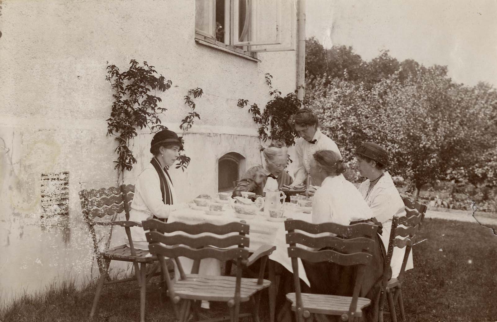 På Apelryd sommaren 1918 Kronprinsessan Margareta på besök 1918. Ur: Arkivet från Fredrika Bremerförbundets diskussionsklubb i Lund På Apelryd sommaren 1918 Kronprinsessan Margareta på besök 1918. Ur: Arkivet från Fredrika Bremerförbundets diskussionsklubb i Lund