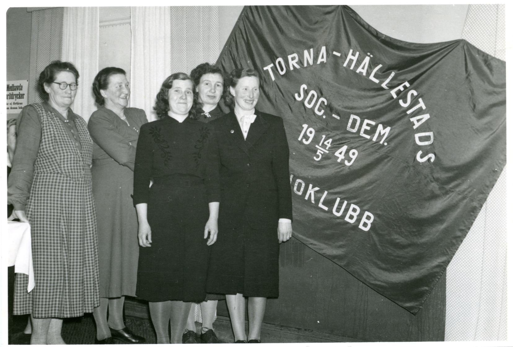 Torna-Hällestads socialdemokratiska kvinnoklubb inviger fana 1953, Hillevi Jönsson ordf. Bild i Arbetet 22/2 1953. Torna-Hällestads socialdemokratiska kvinnoklubb inviger fana 1953, Hillevi Jönsson ordf. Bild i Arbetet 22/2 1953.