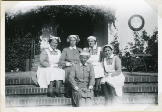 Folkrörelserna – en del av det demokratiska genombrottet (studietema) Vandrande ungdomar. KFUK Helsingborg, 1930. Fotograf okänd. Målgrupp: Grundskolan åk. 7–9 och gymnasiet Historia 1a1, 1b, 2b och Samhällskunskap 1a1, 1b. Beskrivning: Folkrörelserna är starkt bidragande faktorer till att demokratiseringen i Sverige utvecklats som den gjort. Genom folkrörelserna har människor lärt sig mötesregler, att skriva protokoll, argumentera för sin sak och att sköta ekonomi och kontakter med myndigheter. I början av 1900-talet gick arbetarna samman och ställde krav på bättre arbetsvillkor och rösträtt oavsett kön och inkomst.  För workshopen kan ni välja på att: 1. Eleverna får göra egna valaffischer eller demonstrationsplakat och prova på att rösta på olika sätt. 2. Eleverna arbetar med primärkällor på det valda temat tillsammans med instuderingsuppgifter.  Boka studietema