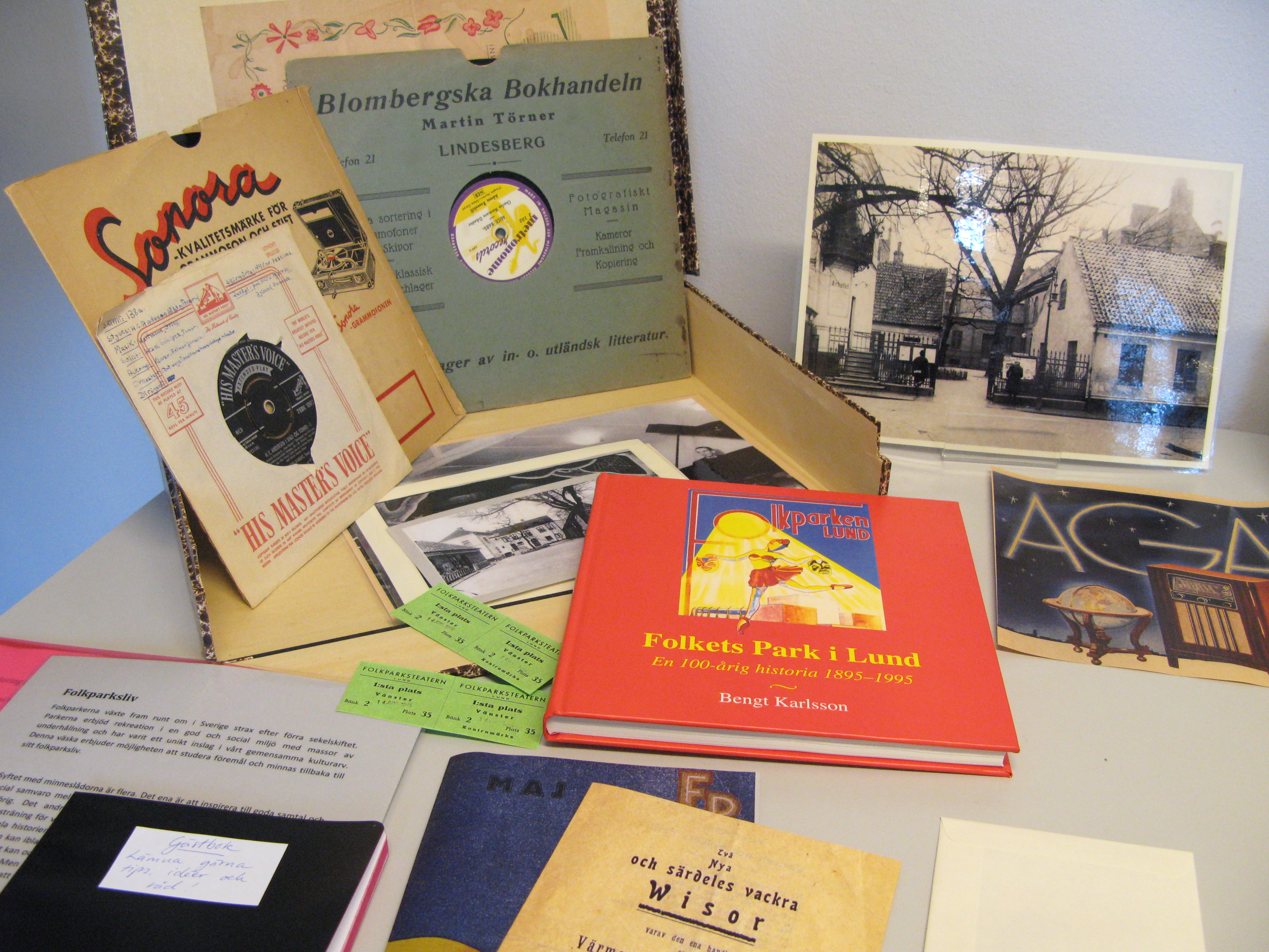 Ur väskan "Folkparksliv" Foto Sara Williamsson