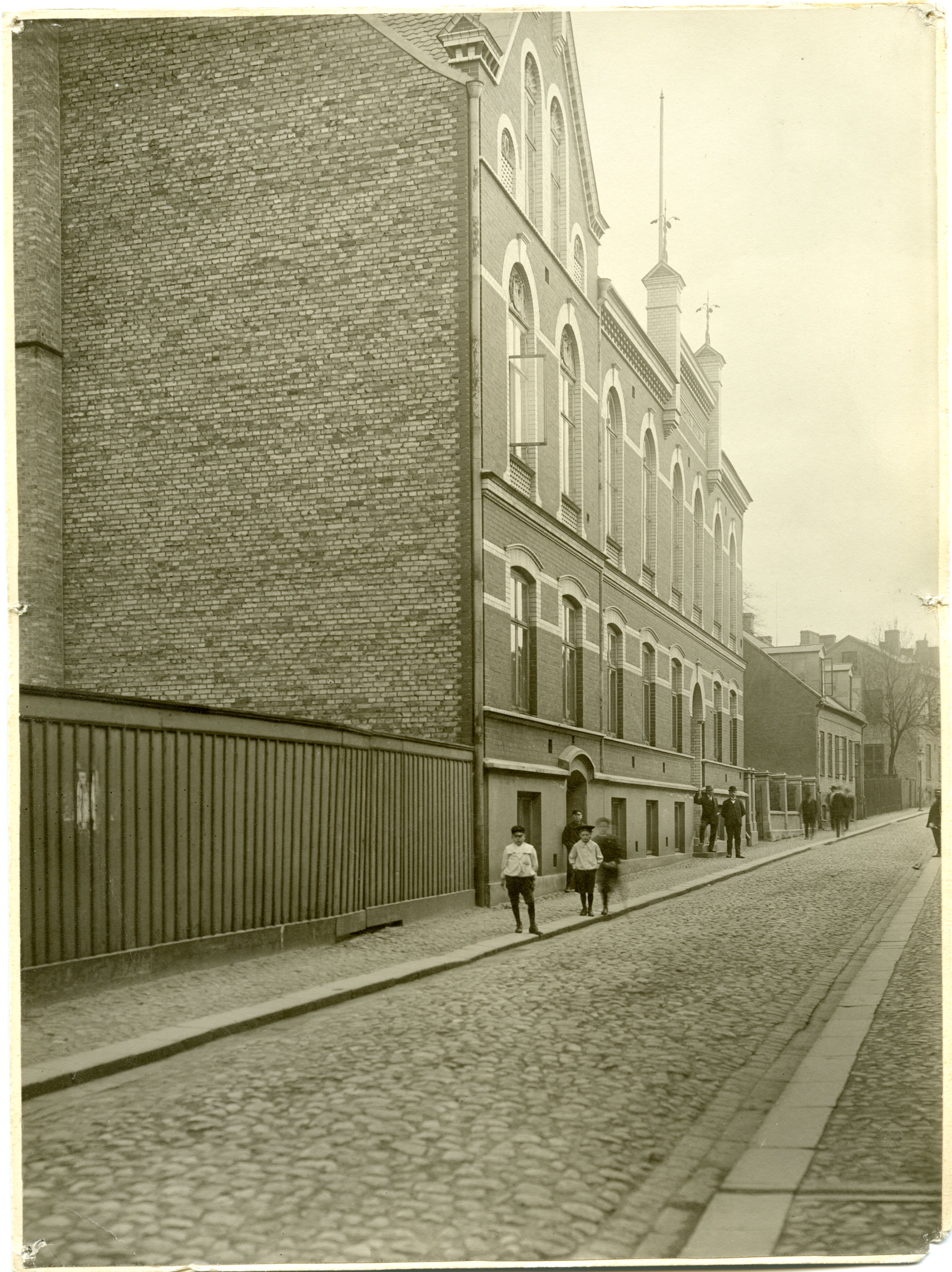 Onsdagscafe Fasaden av Folkets husnybyggnad från 1903 ut mot Magle Lilla kyrkogatan  u.å. Fotograf okänd Ur Föreningen Folkets Hus i Lunds arkiv