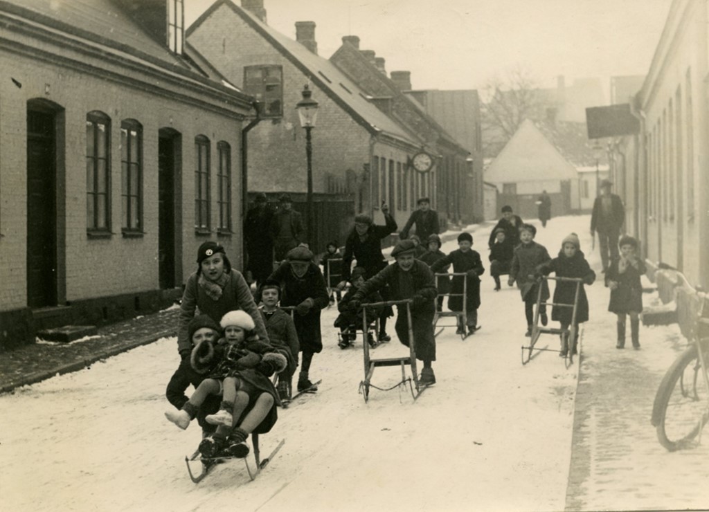 Första dagen på fastlagslovet, 1940-tal ur: Arkivet Astrid och Gunnar Nilssons Gåva. Fotograf okänd.  