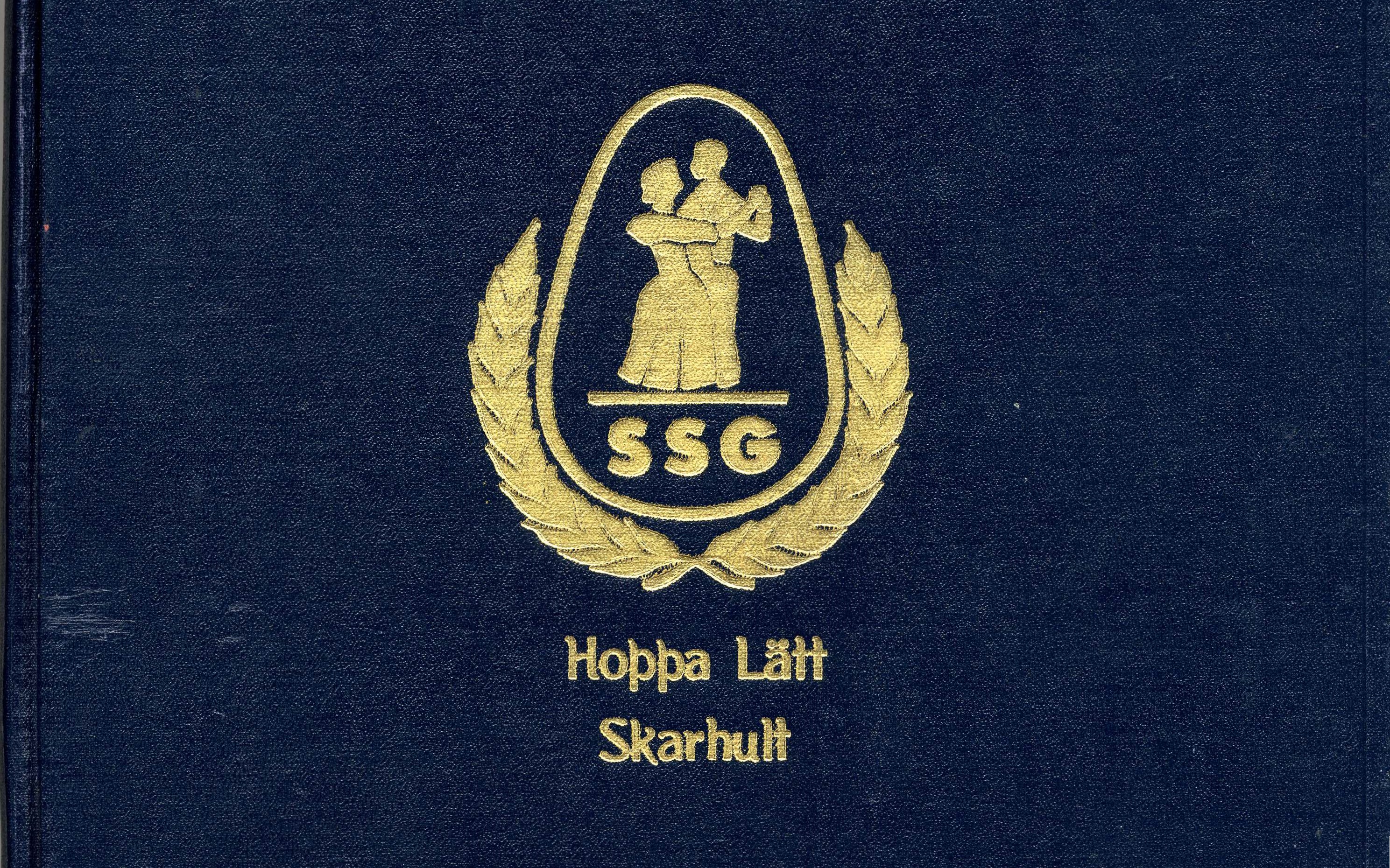 Del av pärm från Södra Sveriges Gammaldansdistrikt (SSG), med Skarhults Gammaldansförening Hoppa lätts emblem. Ur Skarhults Gammaldansförening Hoppa lätts arkiv, inv. nr. 1370.