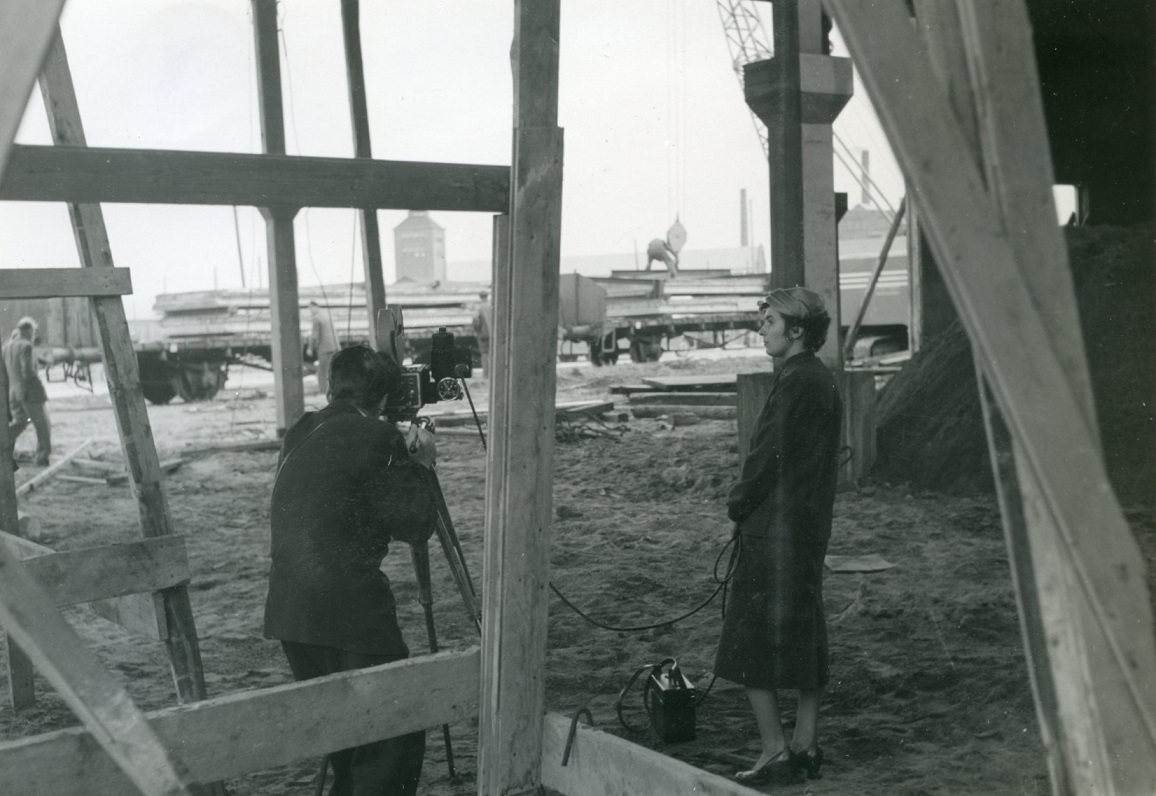Filmaren Hugo Wallin med sin assistent, fröken Åkesson. Fotograf okänd.