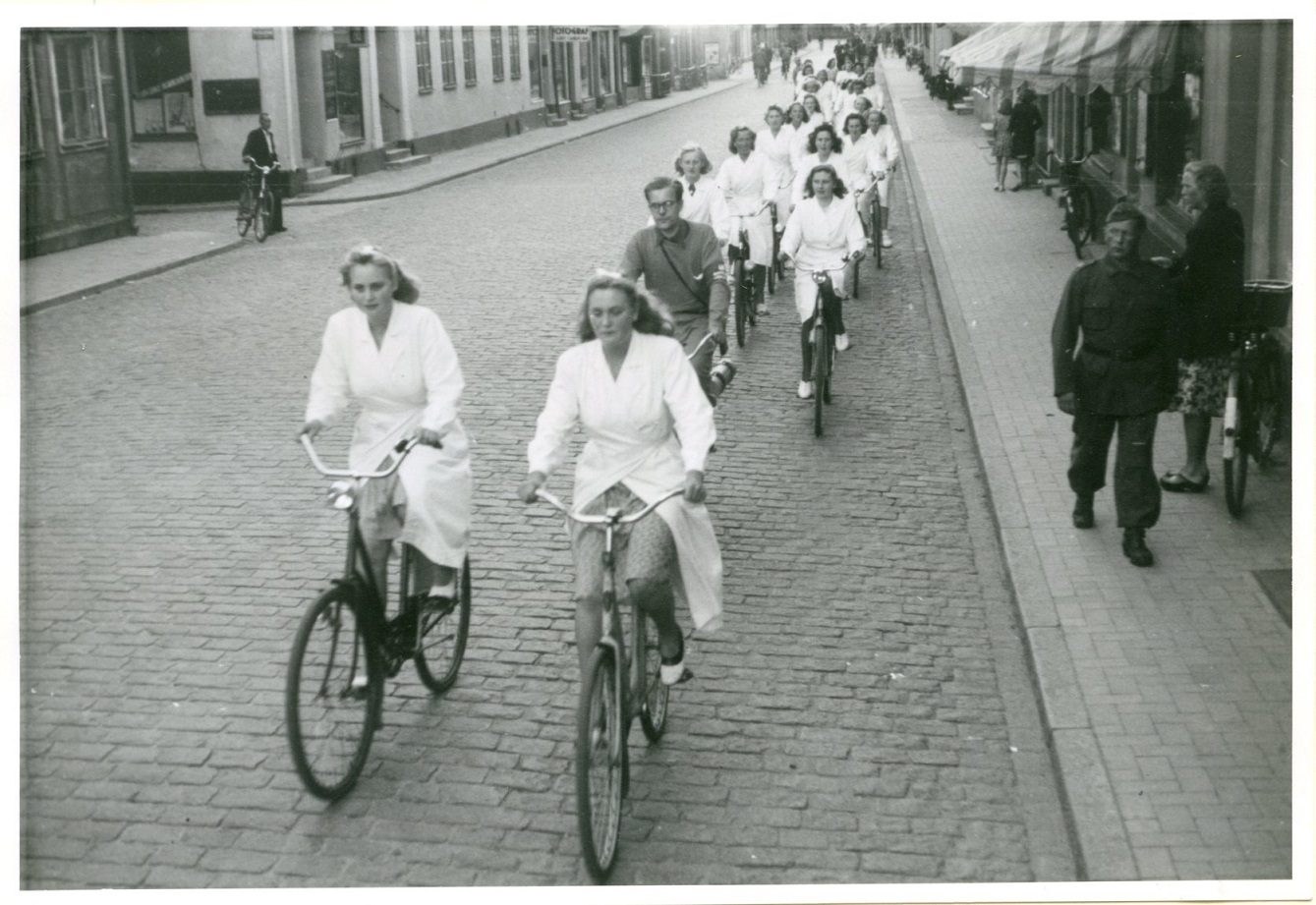 Stafettcyklisterna anländer. Fotograf okänd.