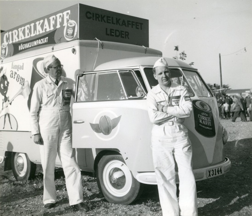 Konsumanställda serverar Cirkelkaffe, KF:s eget märke, i anslutning till stafetten. Fotograf okänd.