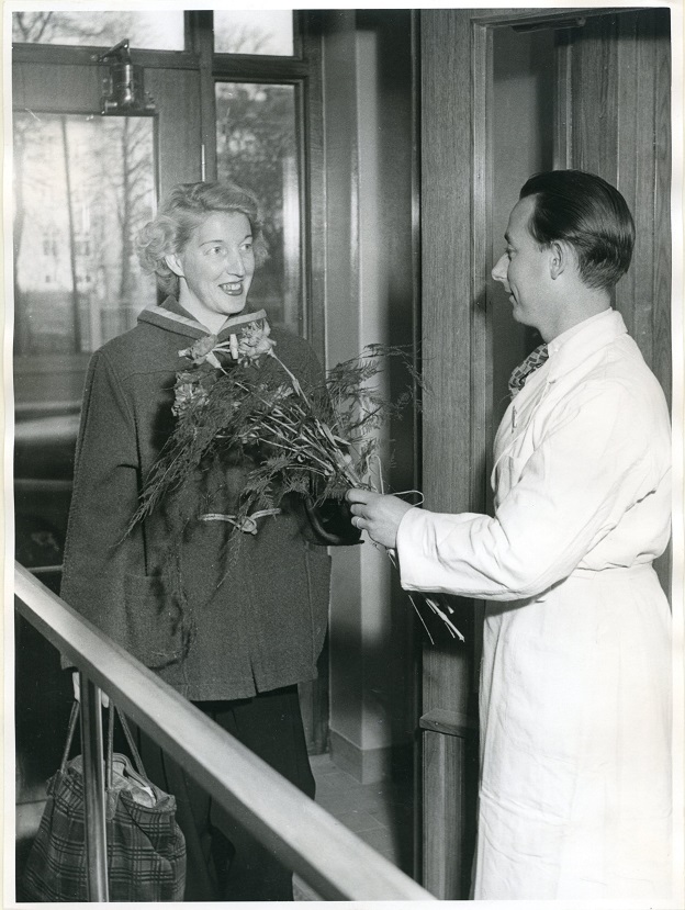 Butiksföreståndare Thorstensson hälsar den första snabbköpskunden i Ystad välkommen 1951. Fotograf okänd