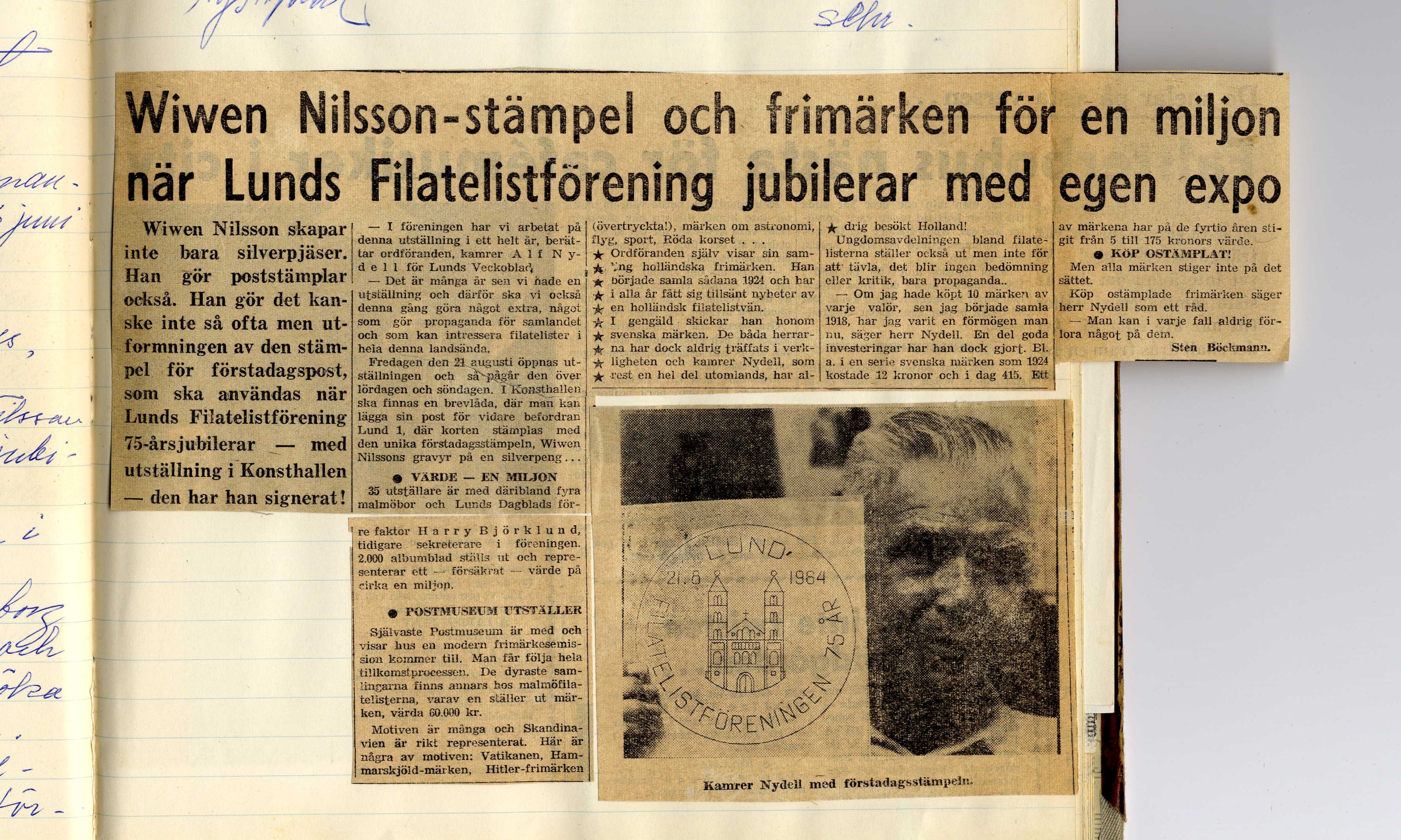 Pressklipp om minnespoststämpeln och frimärksutställningen vid Lunds Filatelistförenings 75-årsjubileum 1964. Lunds Filatelistförenings arkiv. Pressklipp om minnespoststämpeln och frimärksutställningen vid Lunds Filatelistförenings 75-årsjubileum 1964. Lunds Filatelistförenings arkiv.