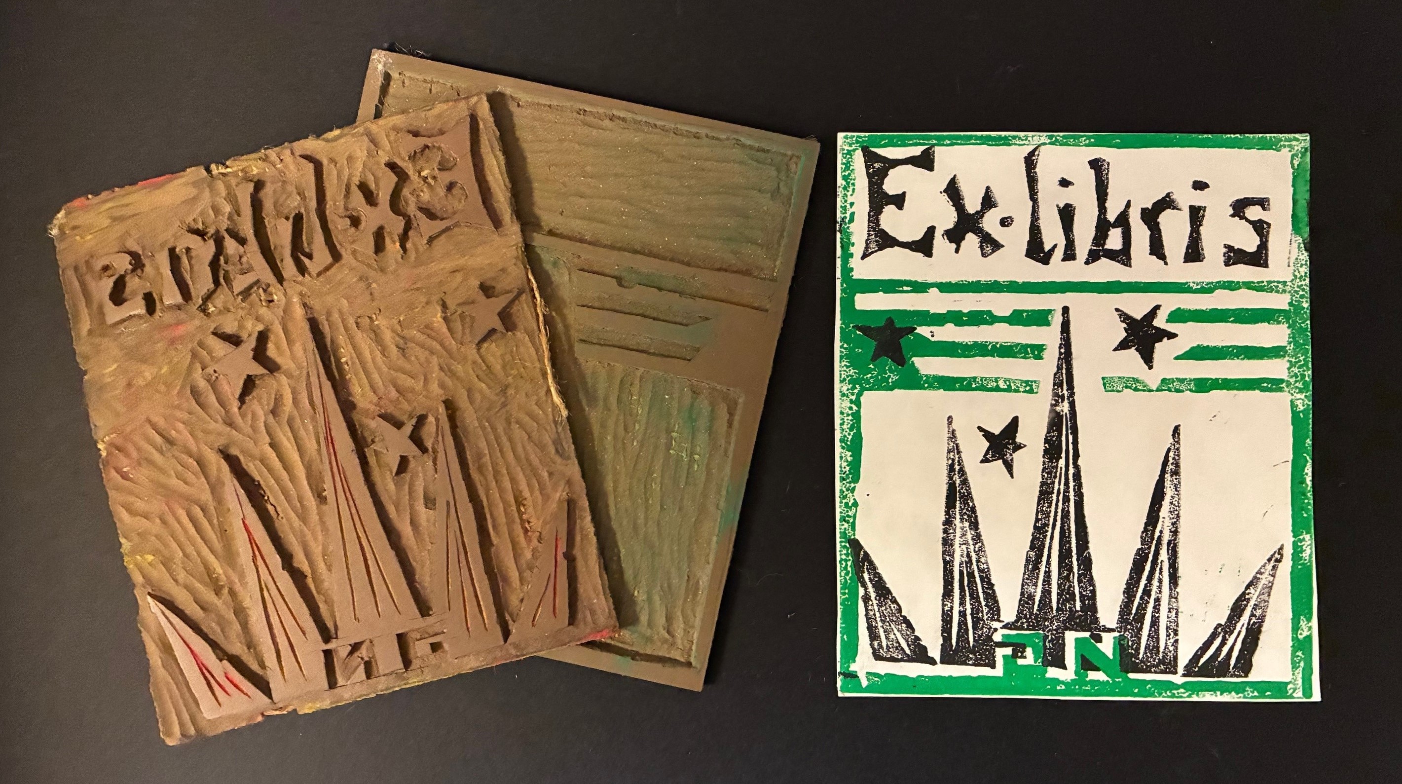 Mallar av linoleum, samt provtryck av exlibris. 