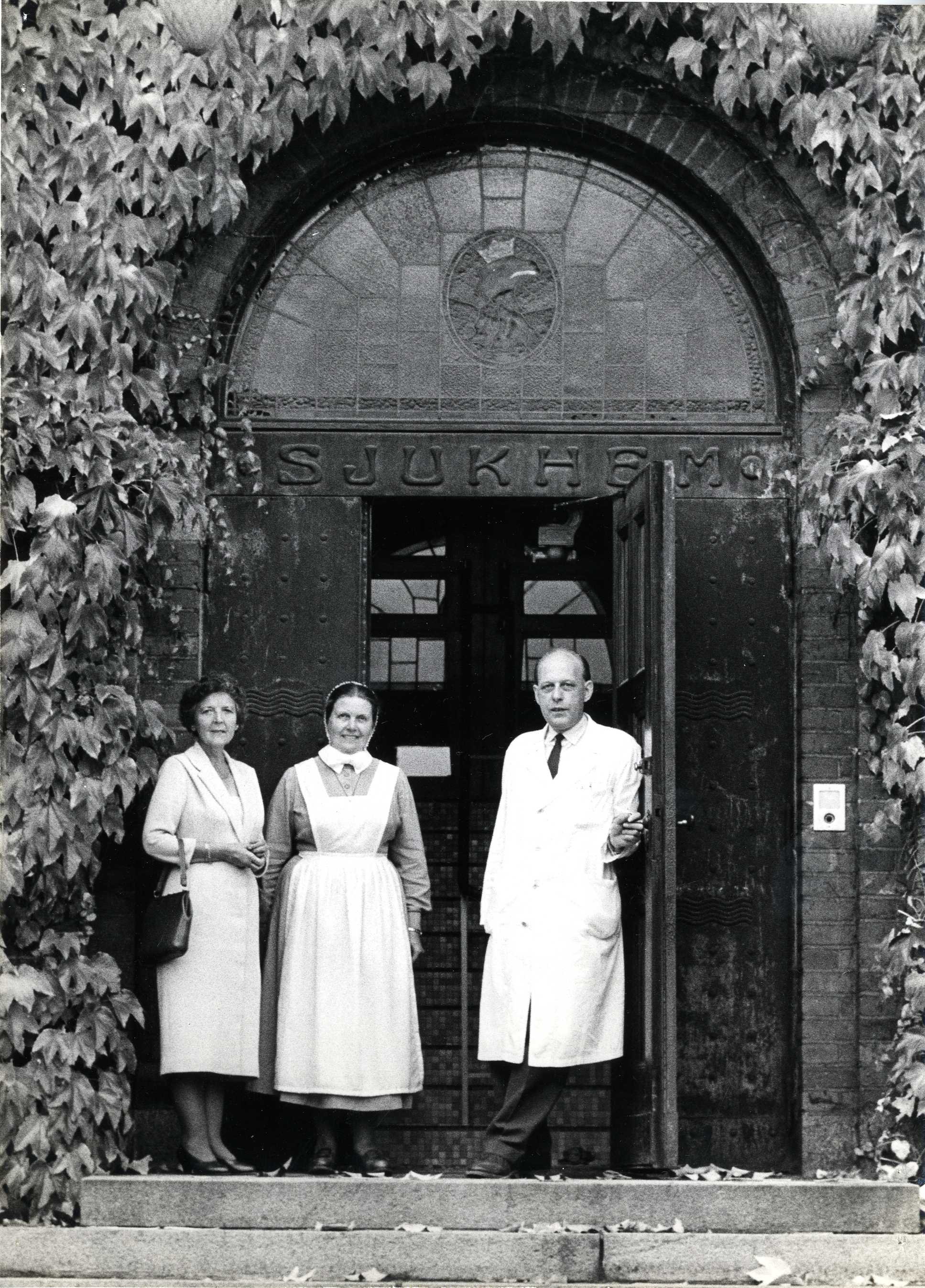 Fru Märta Swartling, husmor Ester Albin och Dr. Hjalle Hultén i porten till Ribbingska Sjukhemmet 1960. Fotograf: Hagblom foto Lund. Ur Föreningen för äldrevård och gerontologis arkiv som bevaras hos Skånes Arkivförbund. Fru Märta Swartling, husmor Ester Albin och Dr. Hjalle Hultén i porten till Ribbingska Sjukhemmet 1960. Fotograf: Hagblom foto Lund. Ur Föreningen för äldrevård och gerontologis arkiv som bevaras hos Skånes Arkivförbund.