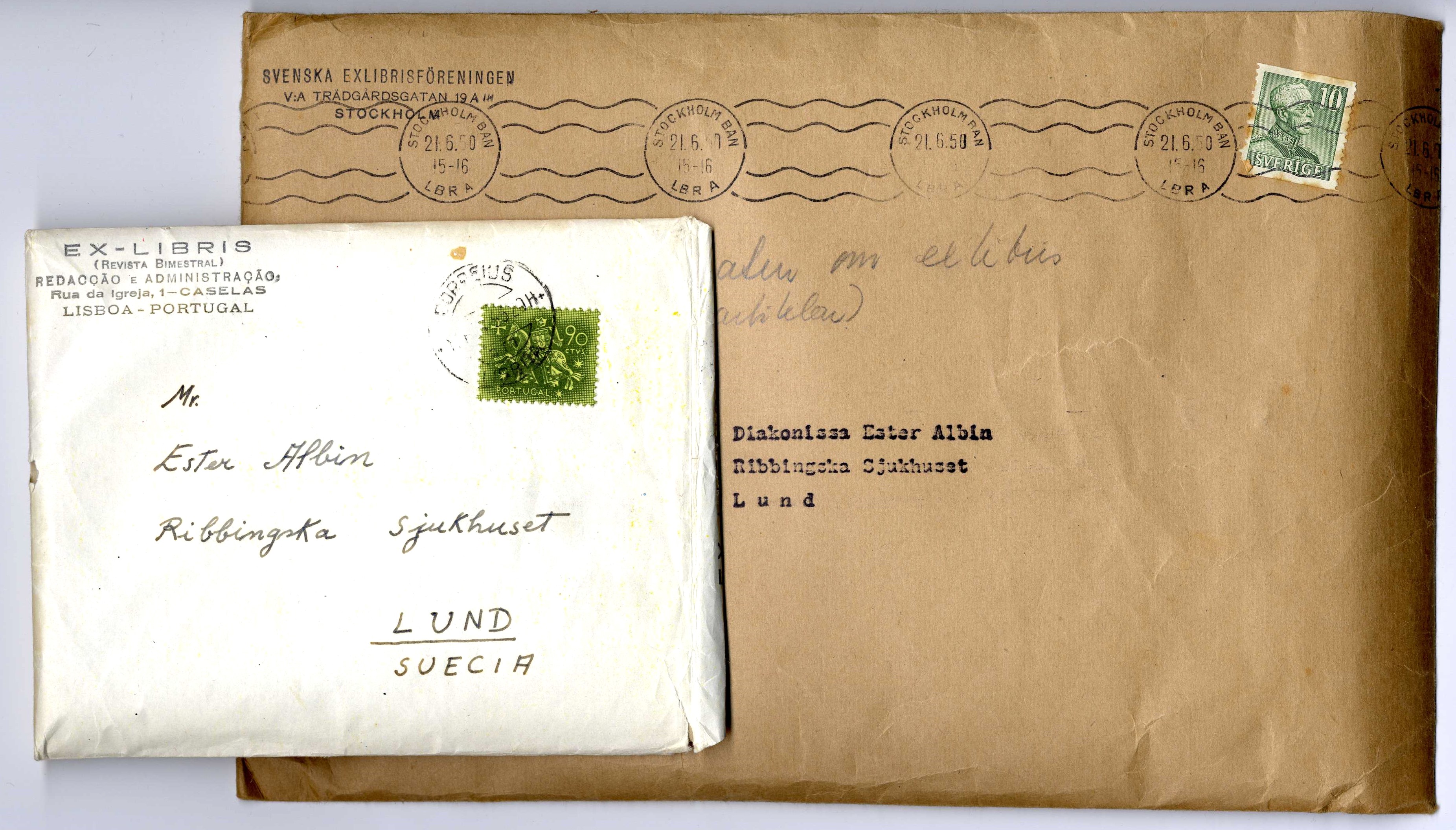 Inkomna brev innehållande exlibris och litteratur rörande exlibris. Stämplat Svenska Exlibrisföreningen och portugisisk motsvarighet, 1950 respektive oläsligt årtal. Ur Diakonissa Ester Albins exlibrissamling. Inkomna brev innehållande exlibris och litteratur rörande exlibris. Stämplat Svenska Exlibrisföreningen och portugisisk motsvarighet, 1950 respektive oläsligt årtal. Ur Diakonissa Ester Albins exlibrissamling.