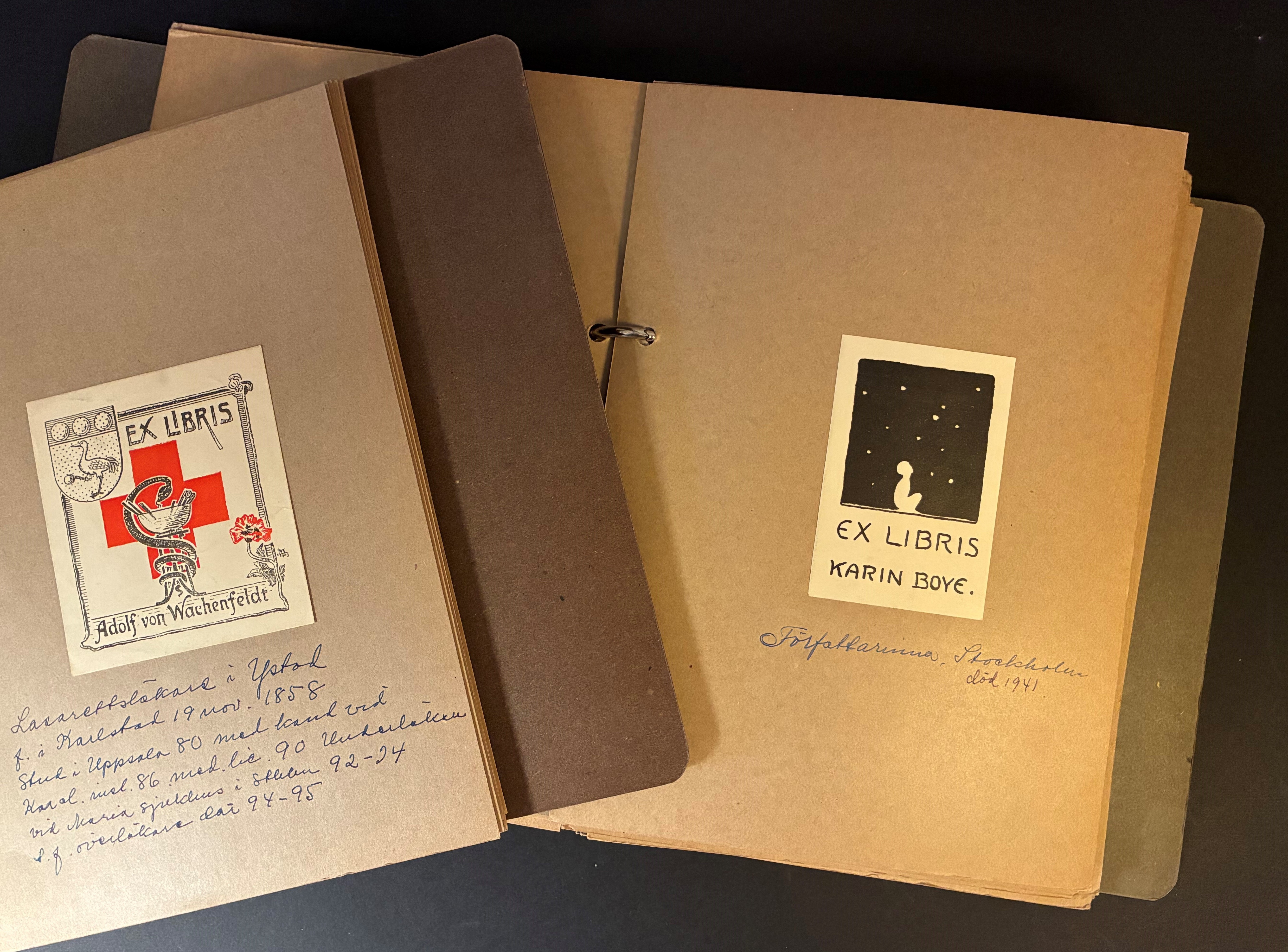 Uppslag ur två av Ester Albins många exlibrisalbum. T.v. Adolf von Wachenfeldts exlibris (1858–1941), lasarettsläkare i Ystad (konstnär framgår ej). T.h. Författarinnan Karin Boyes exlibris (1900–1941, konstnär Karin Boye). Uppslag ur två av Ester Albins många exlibrisalbum. T.v. Adolf von Wachenfeldts exlibris (1858–1941), lasarettsläkare i Ystad (konstnär framgår ej). T.h. Författarinnan Karin Boyes exlibris (1900–1941, konstnär Karin Boye).