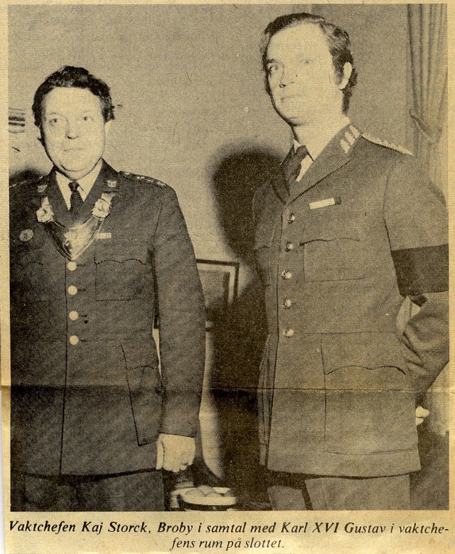 Hemvärnschef Kaj Storck med den nytillträdde kungen. Norra Skåne, 13 november 1973. Hemvärnschef Kaj Storck med den nytillträdde kungen. Norra Skåne, 13 november 1973.
