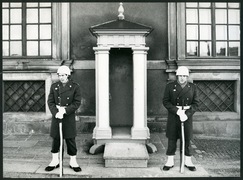 Två av hemvärnsmännen från Broby på vakt vid Kungliga slottet 1973. Foto: Troligen Bo Pehrsson, Broby