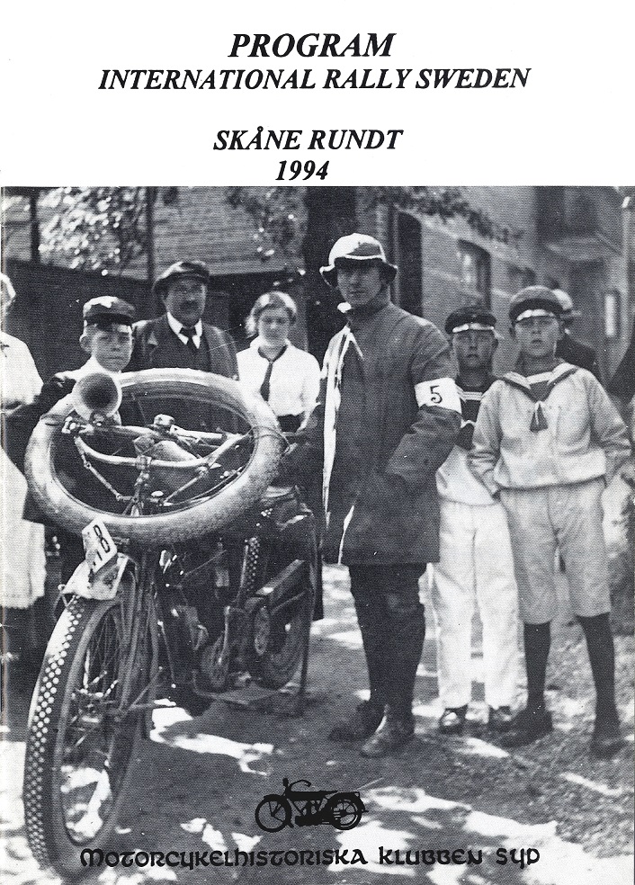 Andrapristagaren Alfred Andersson från Höganäs, i 1912 års Skåne Rundt. Framsidan av Program International Rally Sweden Skåne Rundt 1994