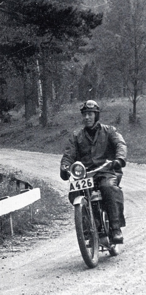 Deltagare Bo Önnemark på sin 1919 Douglas 350cc, i Skånerallyt 1967. Ur MCHK-Tidningen Nr 2, 2000.