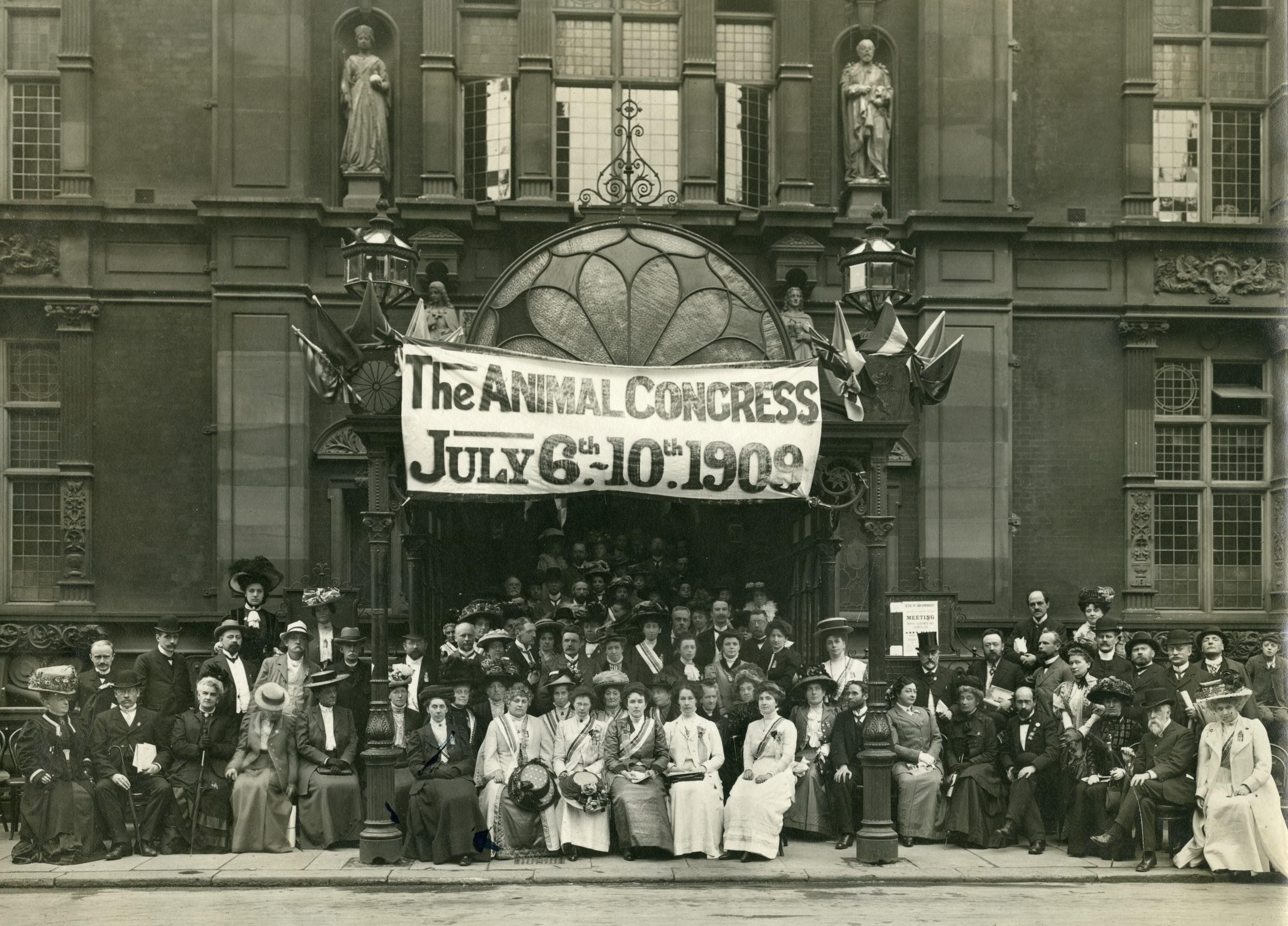 Fotografi från The Animal Congress på Caxton Hall, Westminster i London 1909. Fotograf okänd. Lunds Djurskyddsförenings arkiv. 